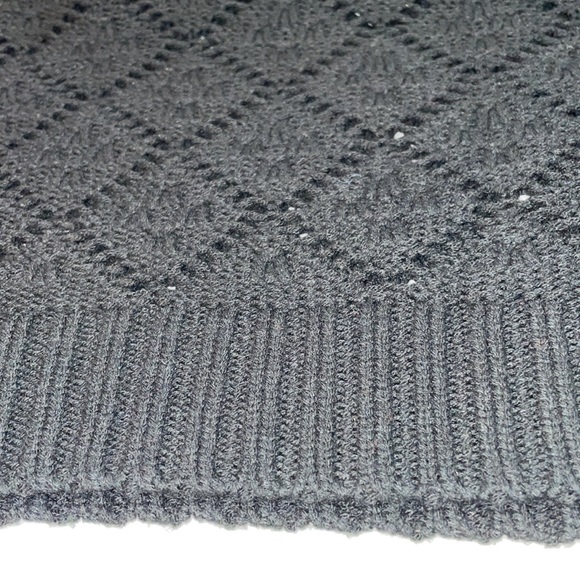 Black Express sweater vest with crochet pattern - Picture 5 of 7